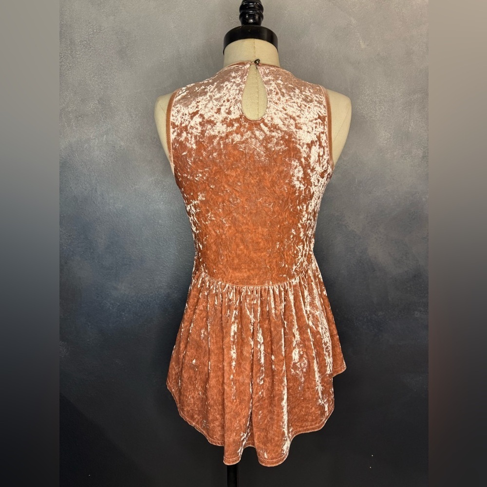 Knox Rose Crushed Pink Velvet Sleeveless Top - Picture 7 of 10